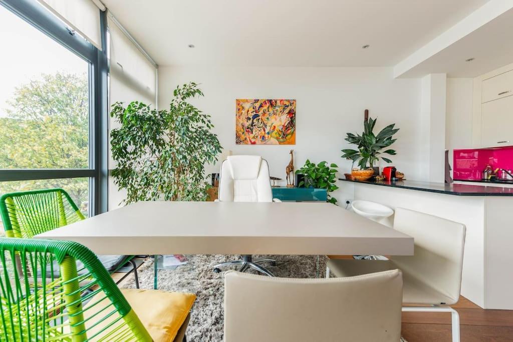 شقة Luxurious Flat Sunny, Quiet, Design, Lift, Balcony لندن المظهر الخارجي الصورة