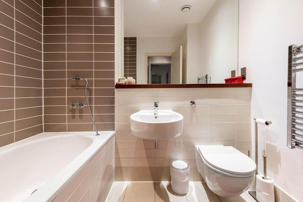 شقة Luxurious Flat Sunny, Quiet, Design, Lift, Balcony لندن المظهر الخارجي الصورة